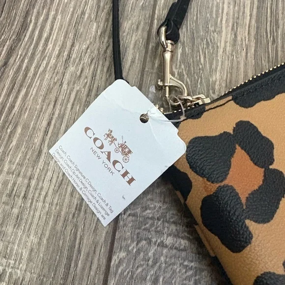 Coach wristlet / wallet in Cheetah print NWT from pet and smoke free home - Picture 7 of 15